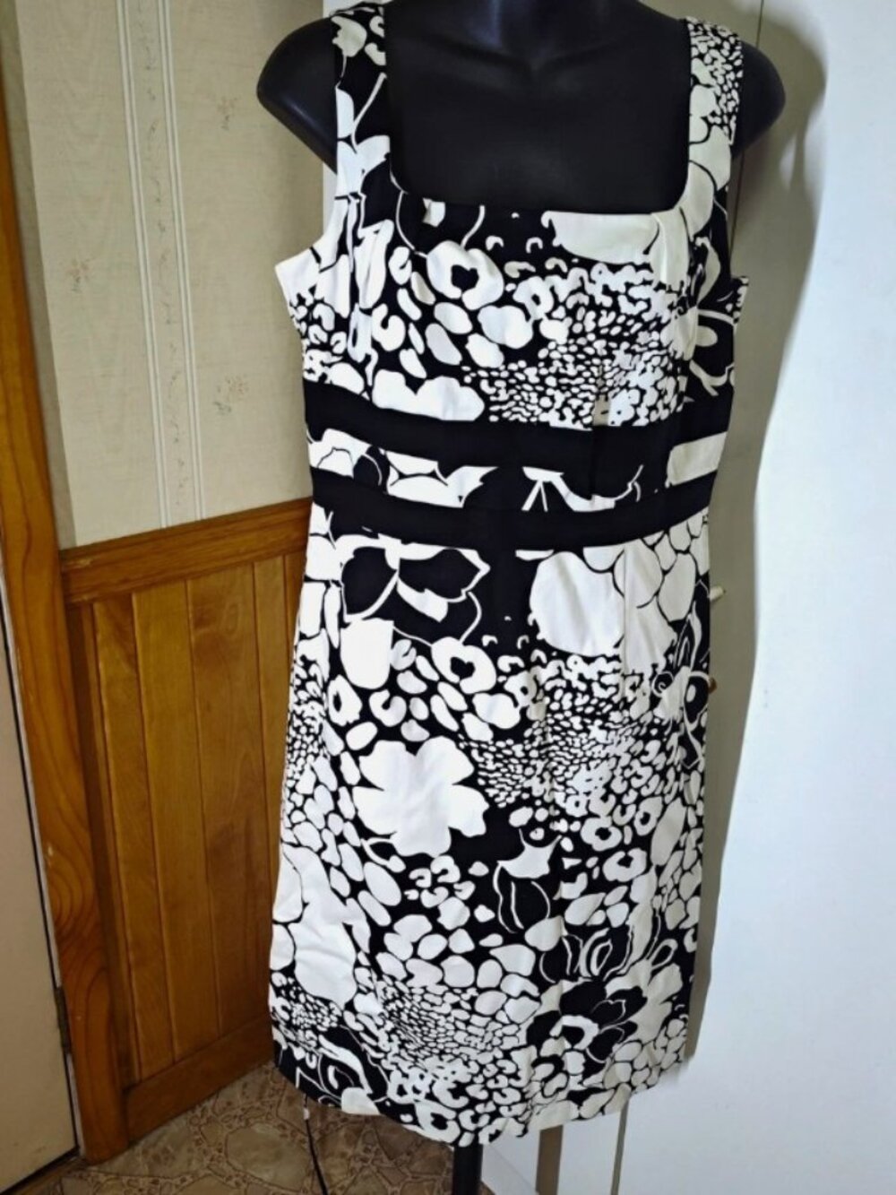 NWT Nueva Women Dress Size 8 Black White Floral Sleeveless Knee Length A-Line